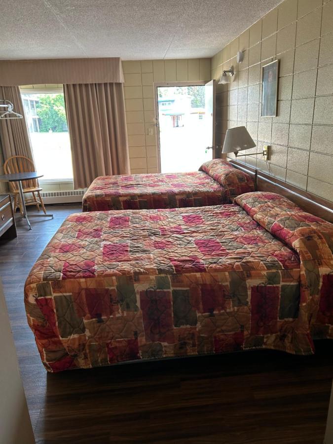 Goodknight Inn Лойдминстер Екстериор снимка