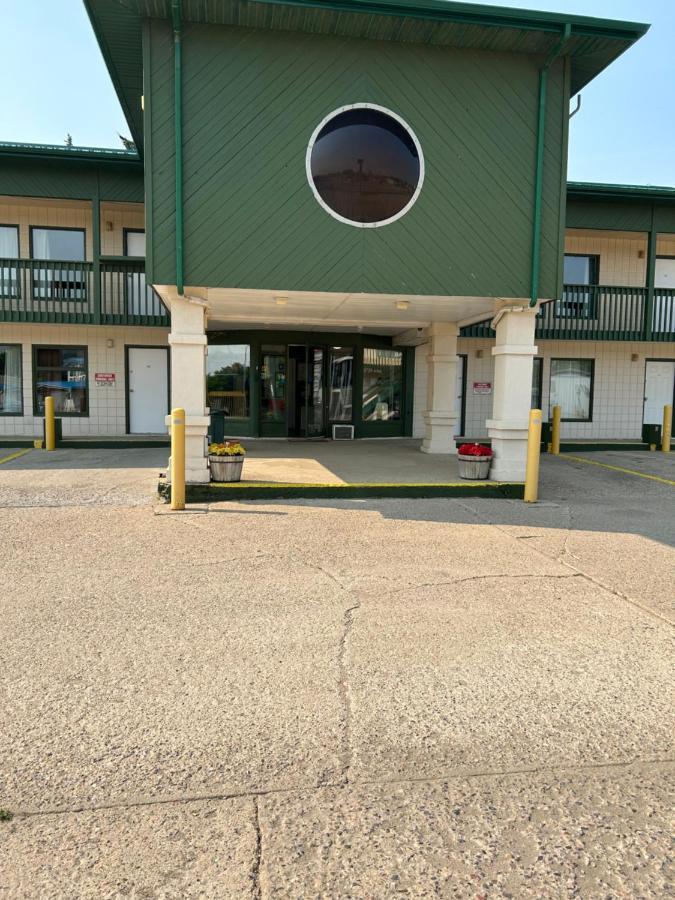Goodknight Inn Лойдминстер Екстериор снимка